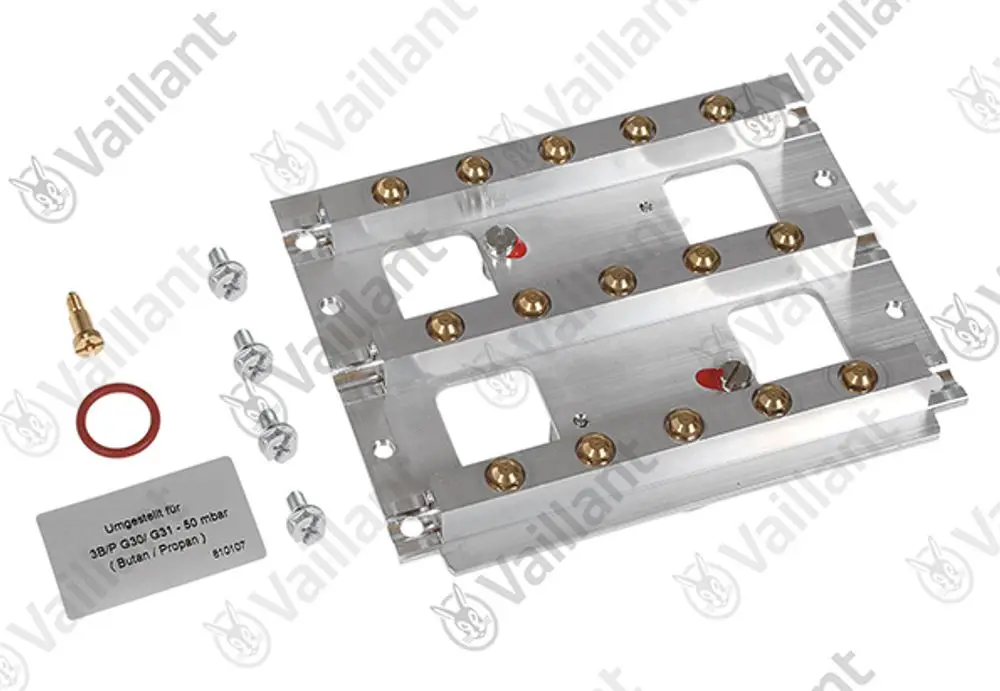 Vaillant Komponente mit einer Aluminiumplatte, vorgesehen für die Montage mit Distanzstücken und Schrauben, zur Verwendung in Heizsystemen. Zubehörteile sind ebenfalls abgebildet.